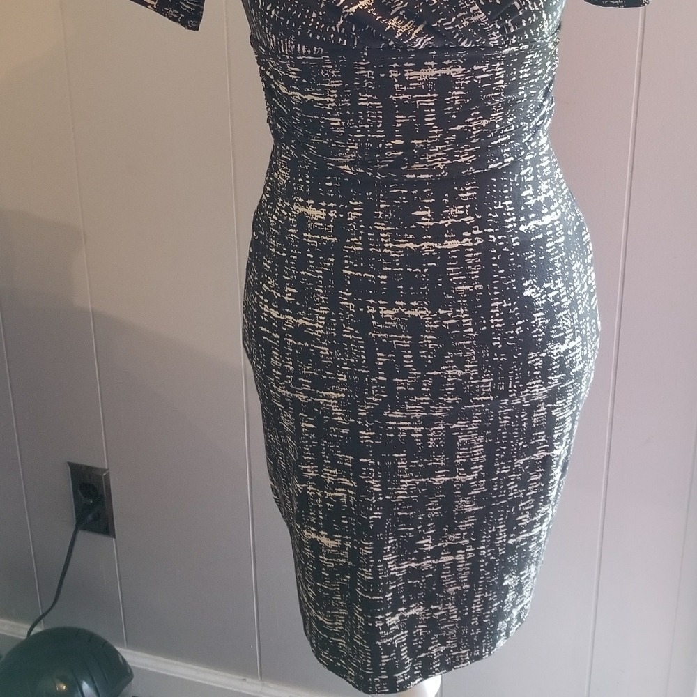Ann Taylor v neck dress. - Picture 4 of 5